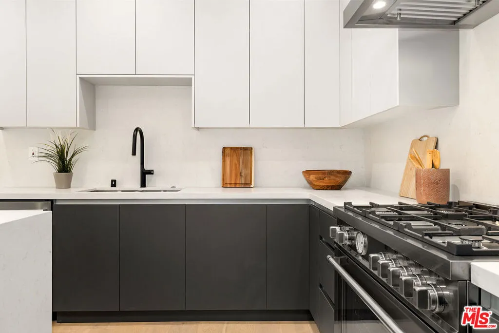 Glendale, California 91206, United States, 4 Bedrooms Bedrooms, ,5 BathroomsBathrooms,Residential,Active,39497