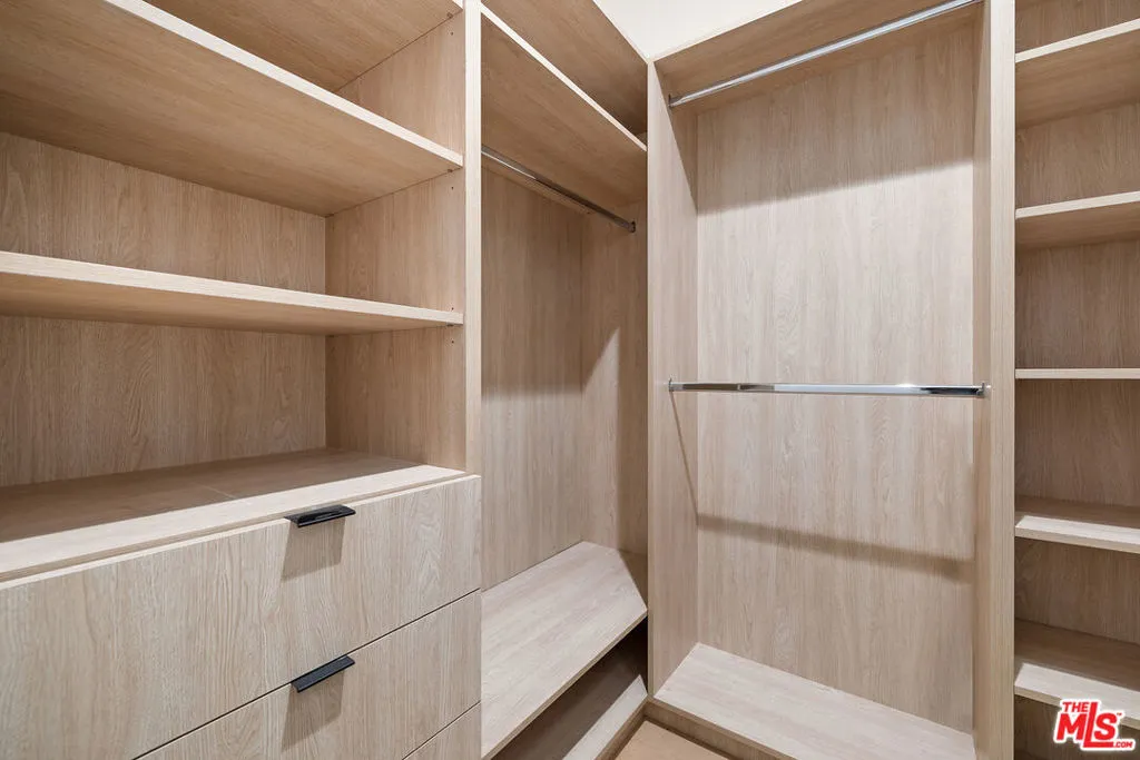 Glendale, California 91206, United States, 4 Bedrooms Bedrooms, ,5 BathroomsBathrooms,Residential,Active,39497