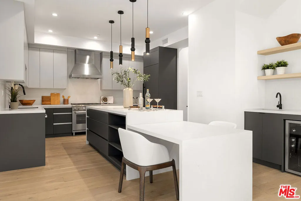 Glendale, California 91206, United States, 4 Bedrooms Bedrooms, ,5 BathroomsBathrooms,Residential,Active,39497