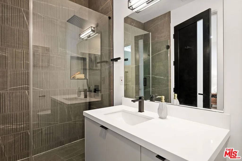 Glendale, California 91206, United States, 4 Bedrooms Bedrooms, ,5 BathroomsBathrooms,Residential,Active,39497