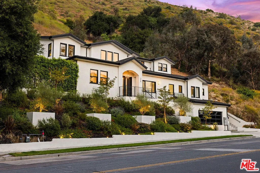 Glendale, California 91206, United States, 4 Bedrooms Bedrooms, ,5 BathroomsBathrooms,Residential,Active,39497