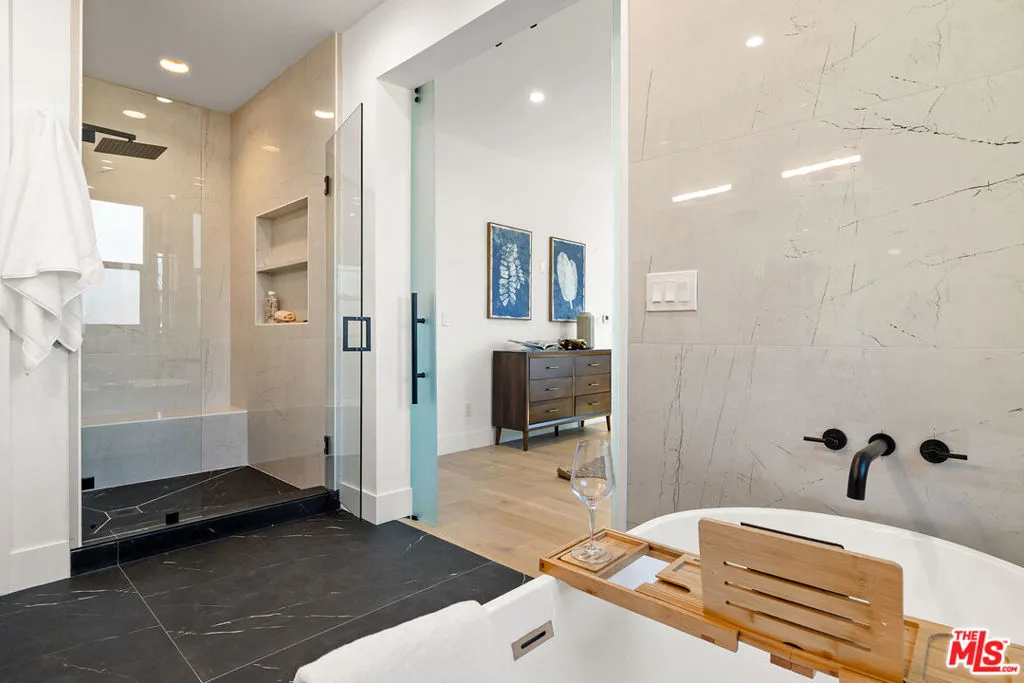 Glendale, California 91206, United States, 4 Bedrooms Bedrooms, ,5 BathroomsBathrooms,Residential,Active,39497