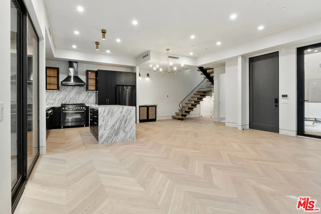 West Hollywood, California 90069, United States, 3 Bedrooms Bedrooms, ,3 BathroomsBathrooms,Residential,Active,9694