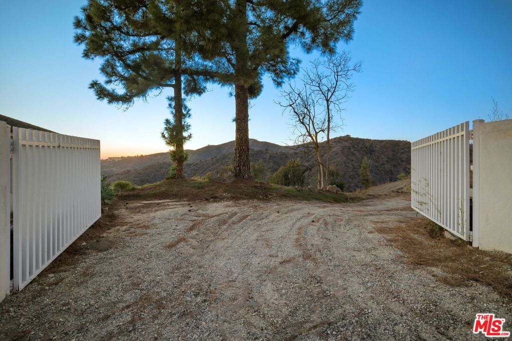 1211 Linda Flora Drive