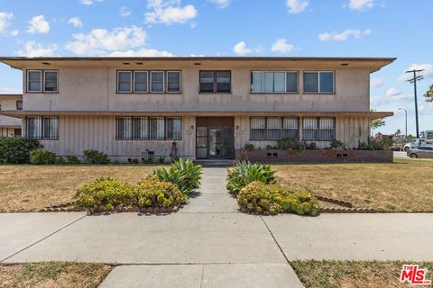 Condominium in Los Angeles CA 3320 77th Street.jpg