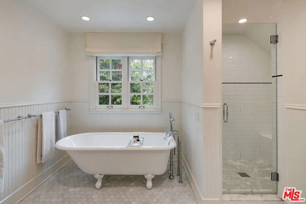 Los Angeles, California 90049, United States, 4 Bedrooms Bedrooms, ,4 BathroomsBathrooms,Residential,Active,125635