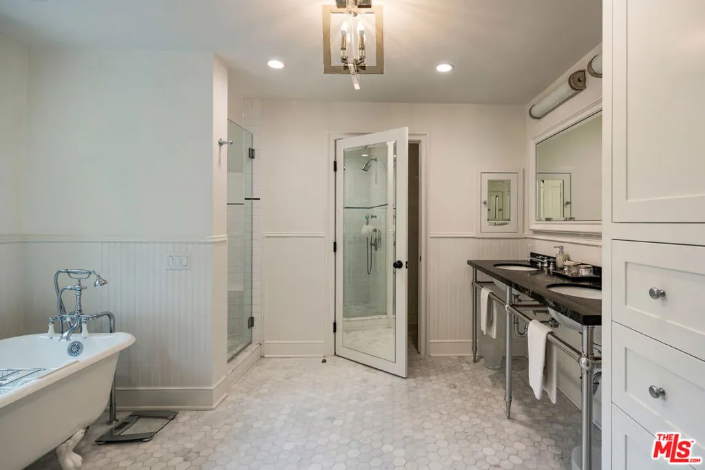 Los Angeles, California 90049, United States, 4 Bedrooms Bedrooms, ,4 BathroomsBathrooms,Residential,Active,125635