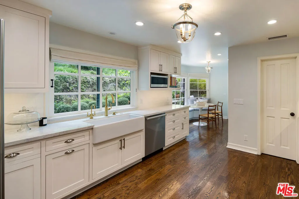 Los Angeles, California 90049, United States, 4 Bedrooms Bedrooms, ,4 BathroomsBathrooms,Residential,Active,125635