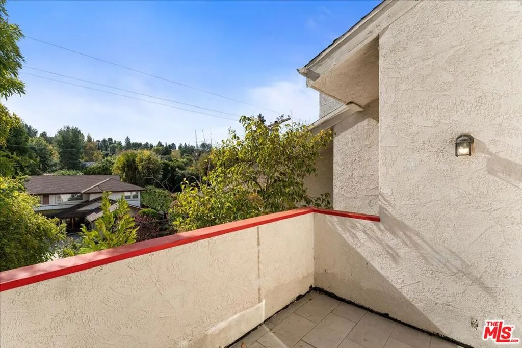 Woodland Hills, California 91364, United States, 4 Bedrooms Bedrooms, ,3 BathroomsBathrooms,Residential,Active,31519