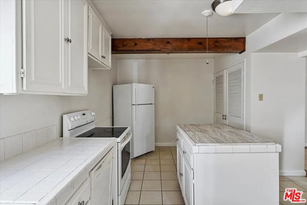 Woodland Hills, California 91364, United States, 4 Bedrooms Bedrooms, ,3 BathroomsBathrooms,Residential,Active,31519