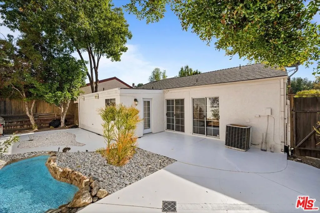 Woodland Hills, California 91364, United States, 4 Bedrooms Bedrooms, ,3 BathroomsBathrooms,Residential,Active,31519