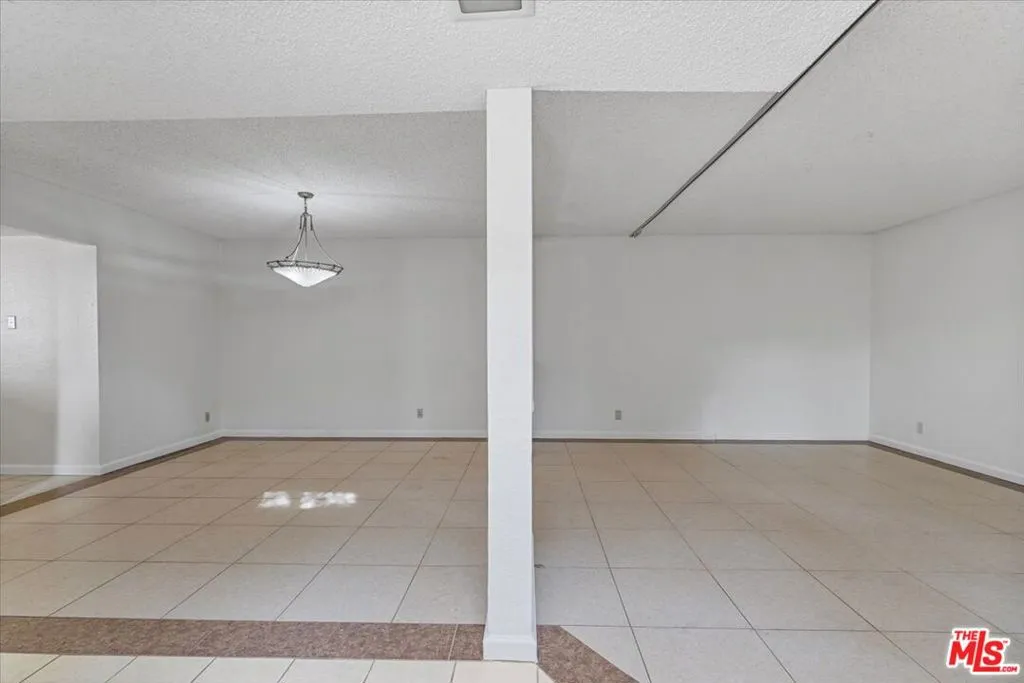 Woodland Hills, California 91364, United States, 4 Bedrooms Bedrooms, ,3 BathroomsBathrooms,Residential,Active,31519