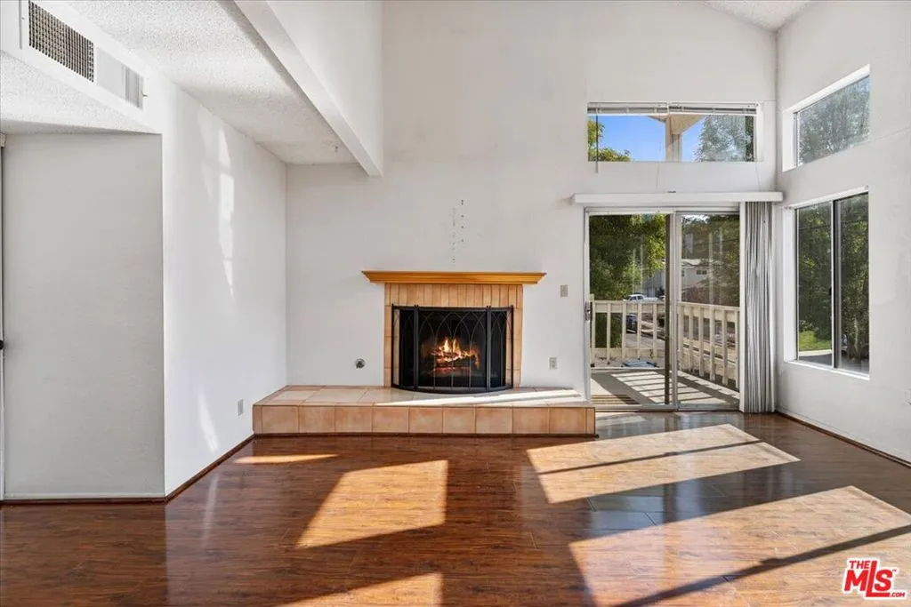 Woodland Hills, California 91364, United States, 4 Bedrooms Bedrooms, ,3 BathroomsBathrooms,Residential,Active,31519