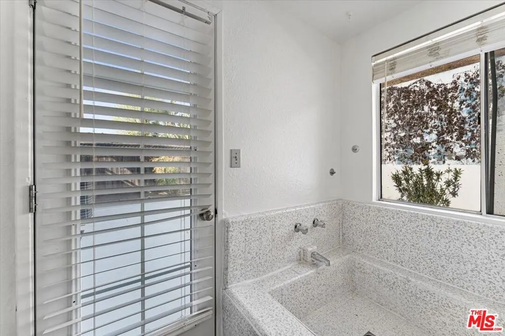 Woodland Hills, California 91364, United States, 4 Bedrooms Bedrooms, ,3 BathroomsBathrooms,Residential,Active,31519