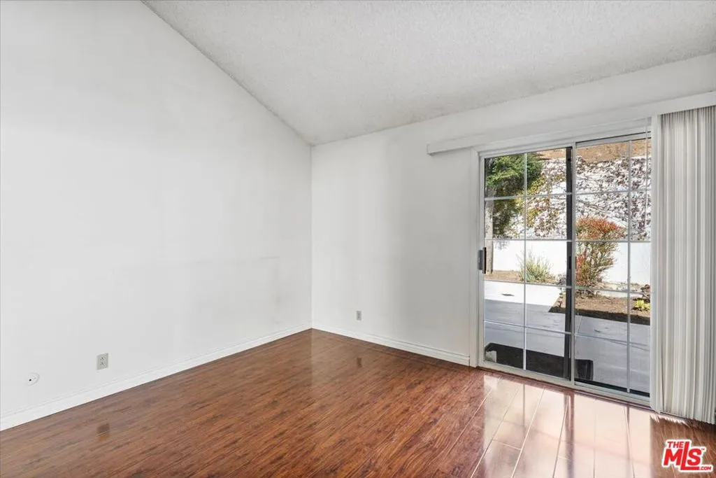 Woodland Hills, California 91364, United States, 4 Bedrooms Bedrooms, ,3 BathroomsBathrooms,Residential,Active,31519