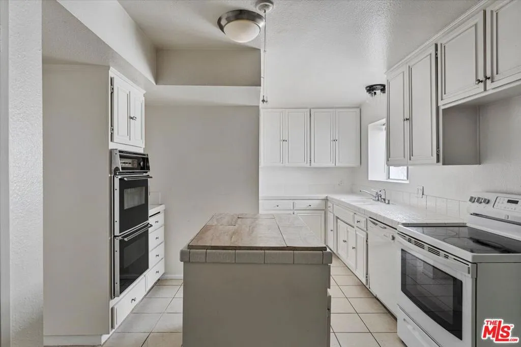 Woodland Hills, California 91364, United States, 4 Bedrooms Bedrooms, ,3 BathroomsBathrooms,Residential,Active,31519