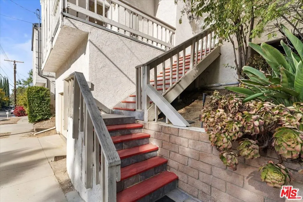 Woodland Hills, California 91364, United States, 4 Bedrooms Bedrooms, ,3 BathroomsBathrooms,Residential,Active,31519