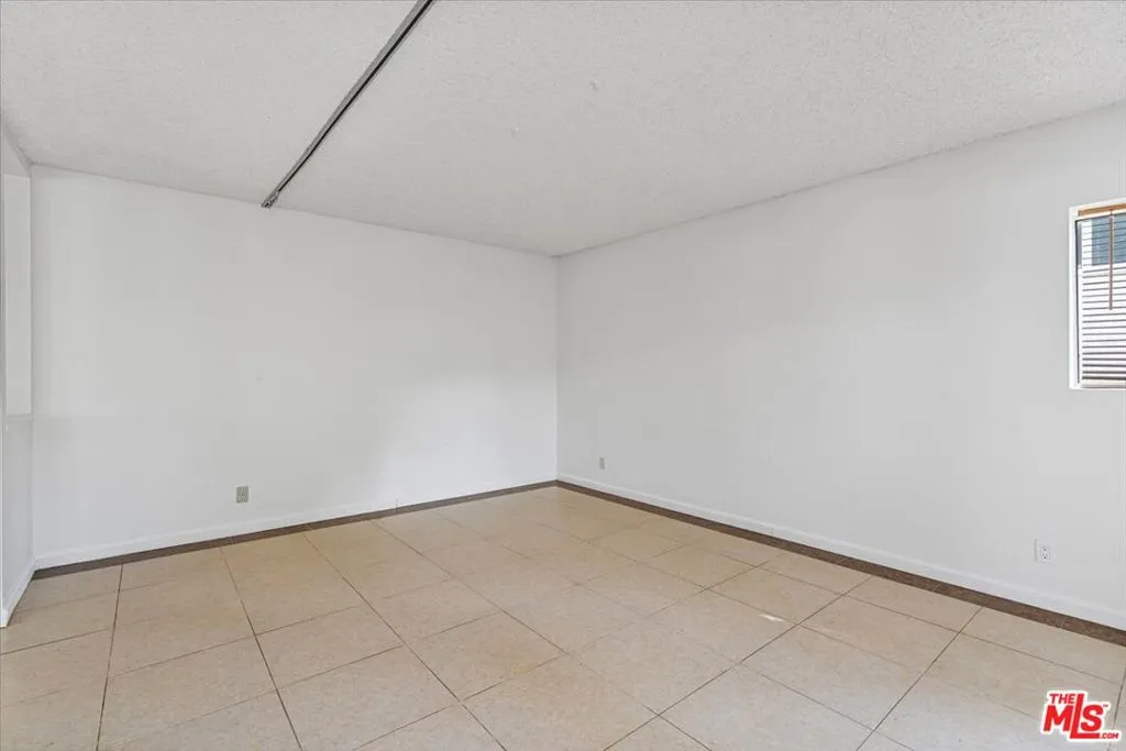 Woodland Hills, California 91364, United States, 4 Bedrooms Bedrooms, ,3 BathroomsBathrooms,Residential,Active,31519