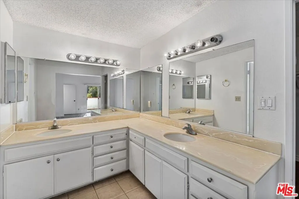 Woodland Hills, California 91364, United States, 4 Bedrooms Bedrooms, ,3 BathroomsBathrooms,Residential,Active,31519