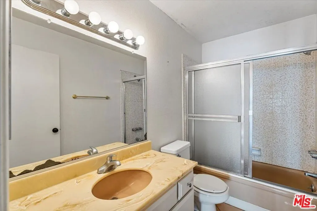 Woodland Hills, California 91364, United States, 4 Bedrooms Bedrooms, ,3 BathroomsBathrooms,Residential,Active,31519