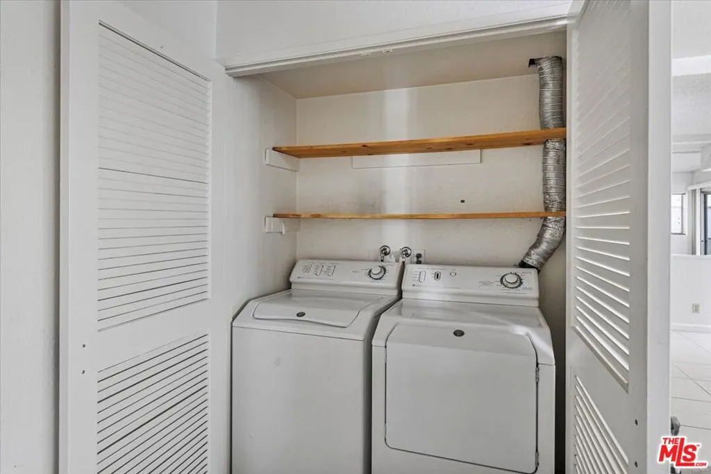 Woodland Hills, California 91364, United States, 4 Bedrooms Bedrooms, ,3 BathroomsBathrooms,Residential,Active,31519