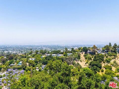 A home in Studio City