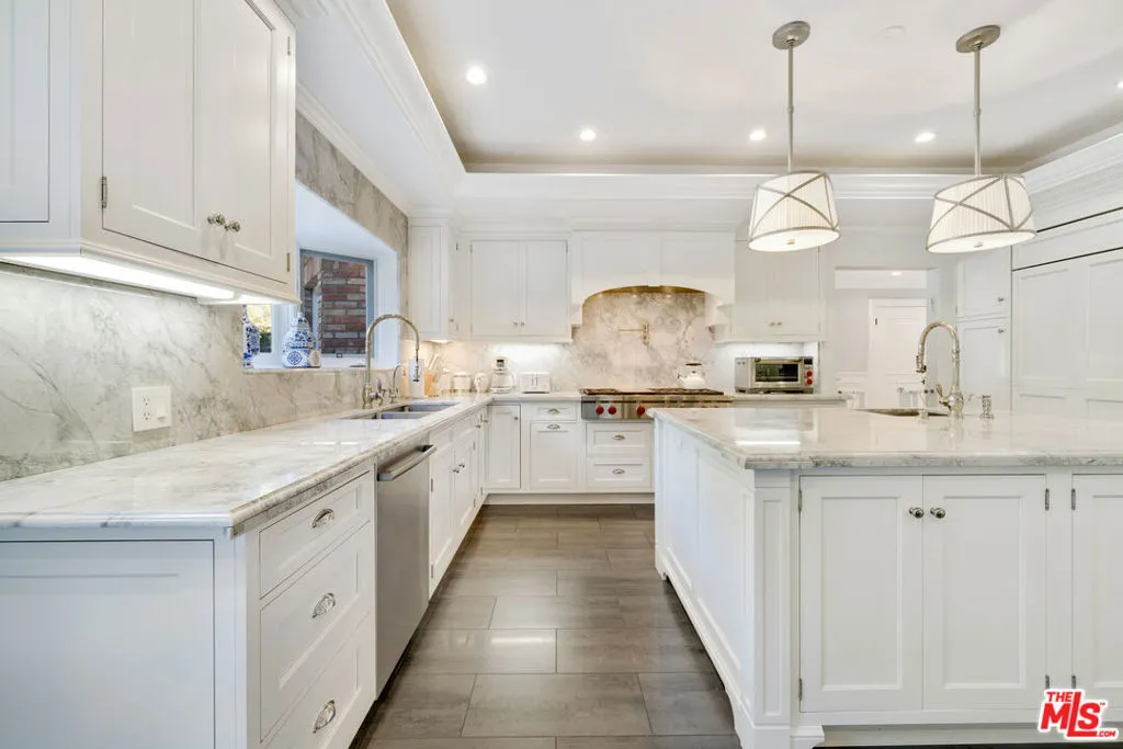 Los Angeles, California 90049, United States, 5 Bedrooms Bedrooms, ,5 BathroomsBathrooms,Residential,Active,94321