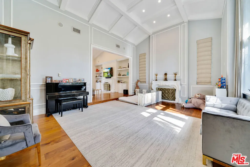 Los Angeles, California 90049, United States, 5 Bedrooms Bedrooms, ,5 BathroomsBathrooms,Residential,Active,94321