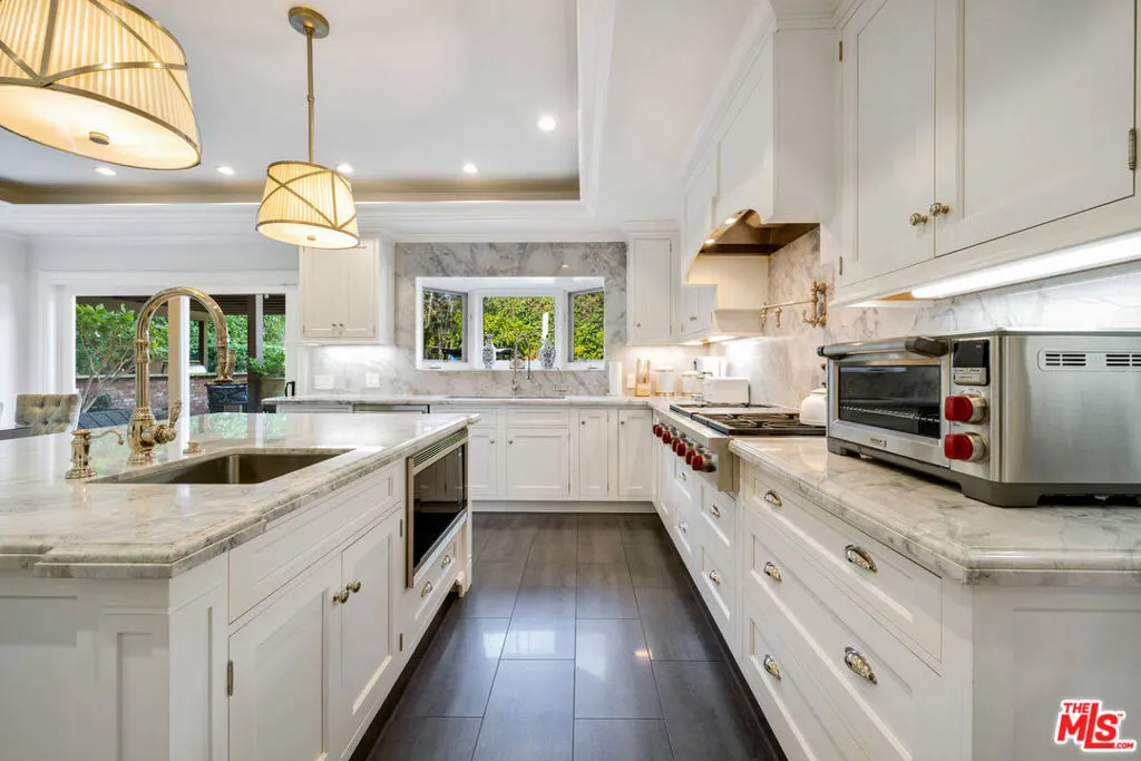 Los Angeles, California 90049, United States, 5 Bedrooms Bedrooms, ,5 BathroomsBathrooms,Residential,Active,94321