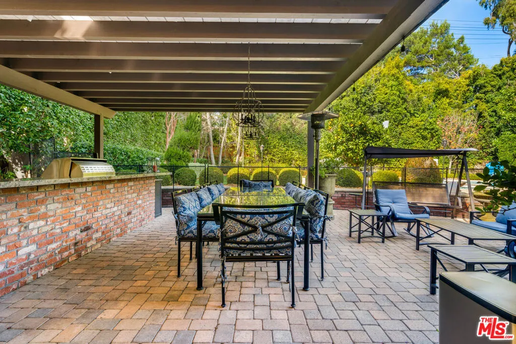 Los Angeles, California 90049, United States, 5 Bedrooms Bedrooms, ,5 BathroomsBathrooms,Residential,Active,94321