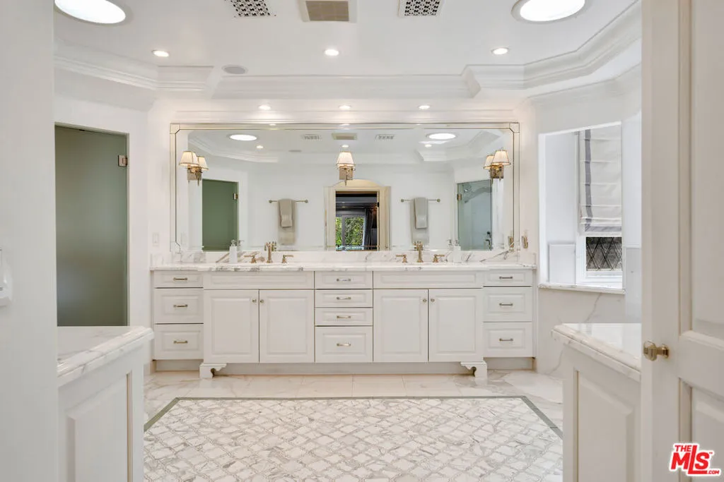 Los Angeles, California 90049, United States, 5 Bedrooms Bedrooms, ,5 BathroomsBathrooms,Residential,Active,94321