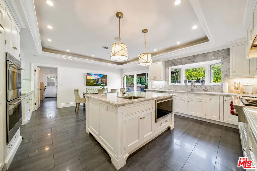 Los Angeles, California 90049, United States, 5 Bedrooms Bedrooms, ,5 BathroomsBathrooms,Residential,Active,94321