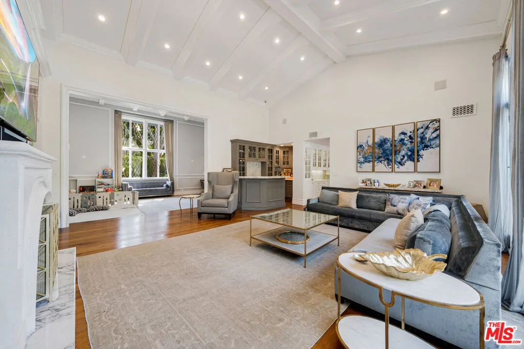 Los Angeles, California 90049, United States, 5 Bedrooms Bedrooms, ,5 BathroomsBathrooms,Residential,Active,94321