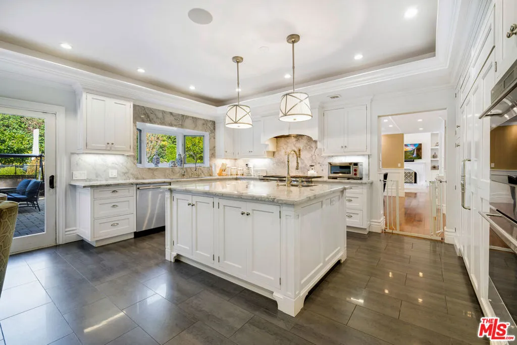 Los Angeles, California 90049, United States, 5 Bedrooms Bedrooms, ,5 BathroomsBathrooms,Residential,Active,94321