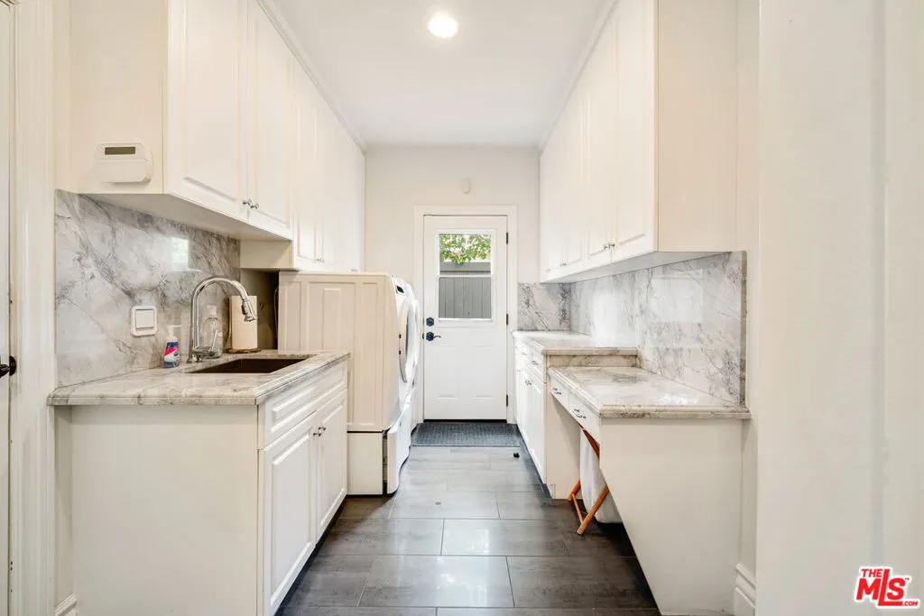 Los Angeles, California 90049, United States, 5 Bedrooms Bedrooms, ,5 BathroomsBathrooms,Residential,Active,94321