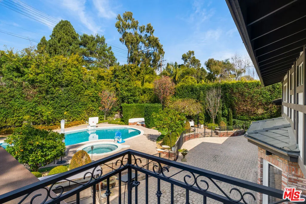 Los Angeles, California 90049, United States, 5 Bedrooms Bedrooms, ,5 BathroomsBathrooms,Residential,Active,94321