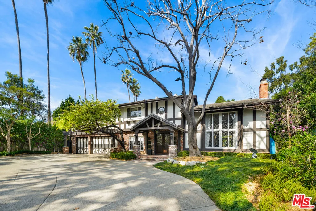 Los Angeles, California 90049, United States, 5 Bedrooms Bedrooms, ,5 BathroomsBathrooms,Residential,Active,94321