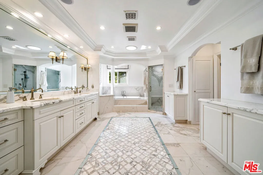 Los Angeles, California 90049, United States, 5 Bedrooms Bedrooms, ,5 BathroomsBathrooms,Residential,Active,94321