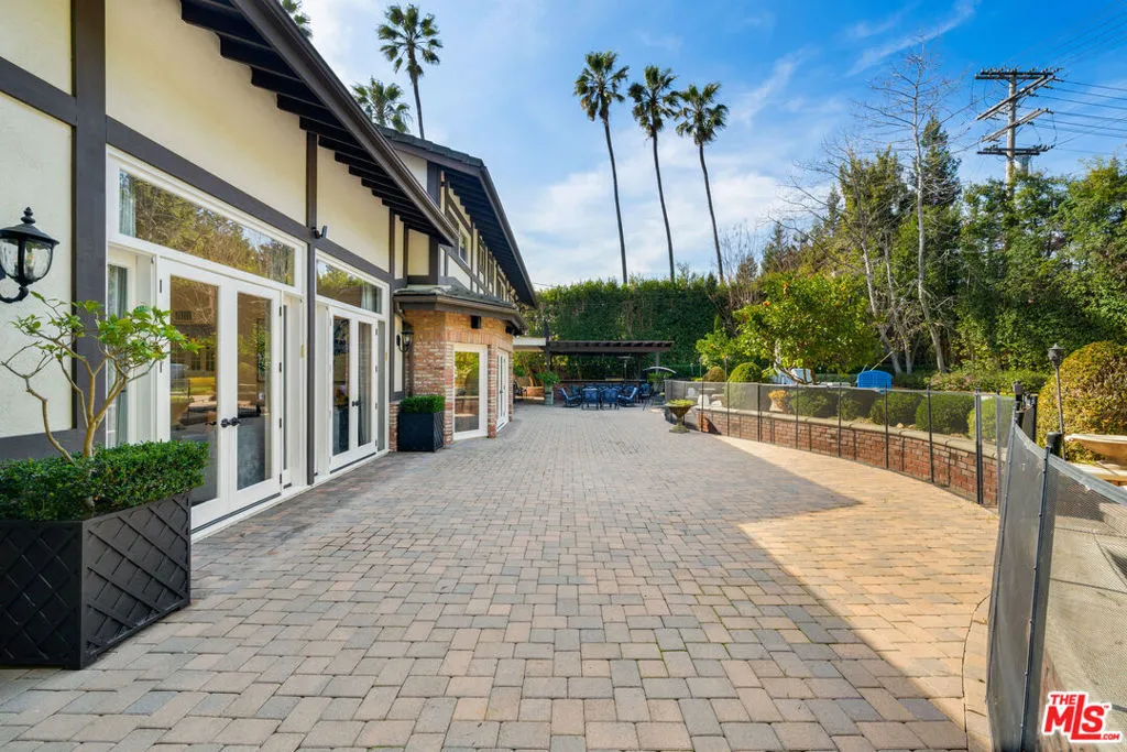 Los Angeles, California 90049, United States, 5 Bedrooms Bedrooms, ,5 BathroomsBathrooms,Residential,Active,94321