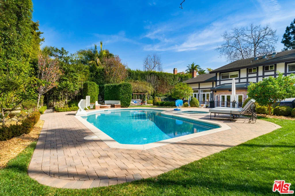 Los Angeles, California 90049, United States, 5 Bedrooms Bedrooms, ,5 BathroomsBathrooms,Residential,Active,94321