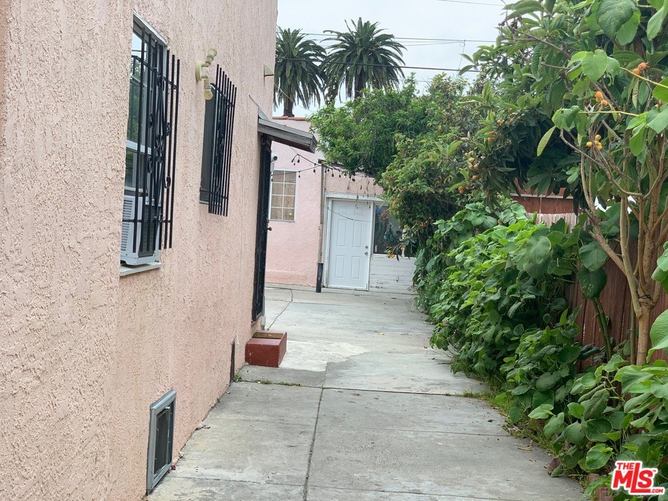 2323 REDONDO Boulevard 2