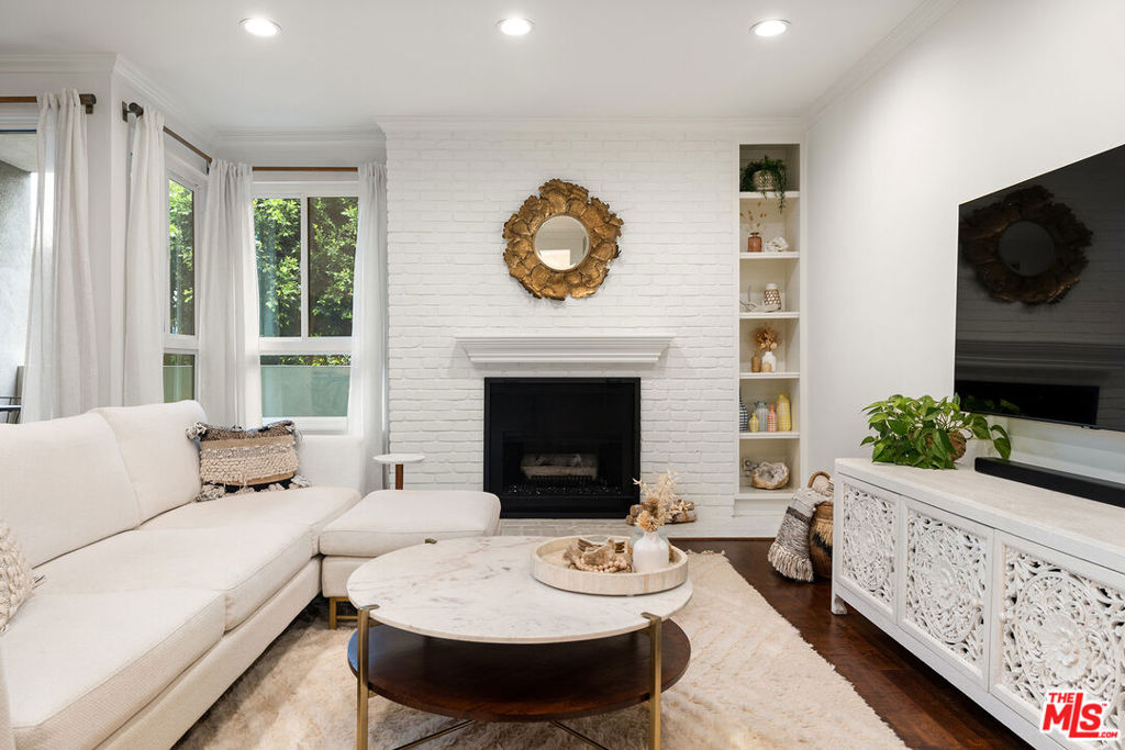 Properties 1 12115 San Vicente Boulevard 207