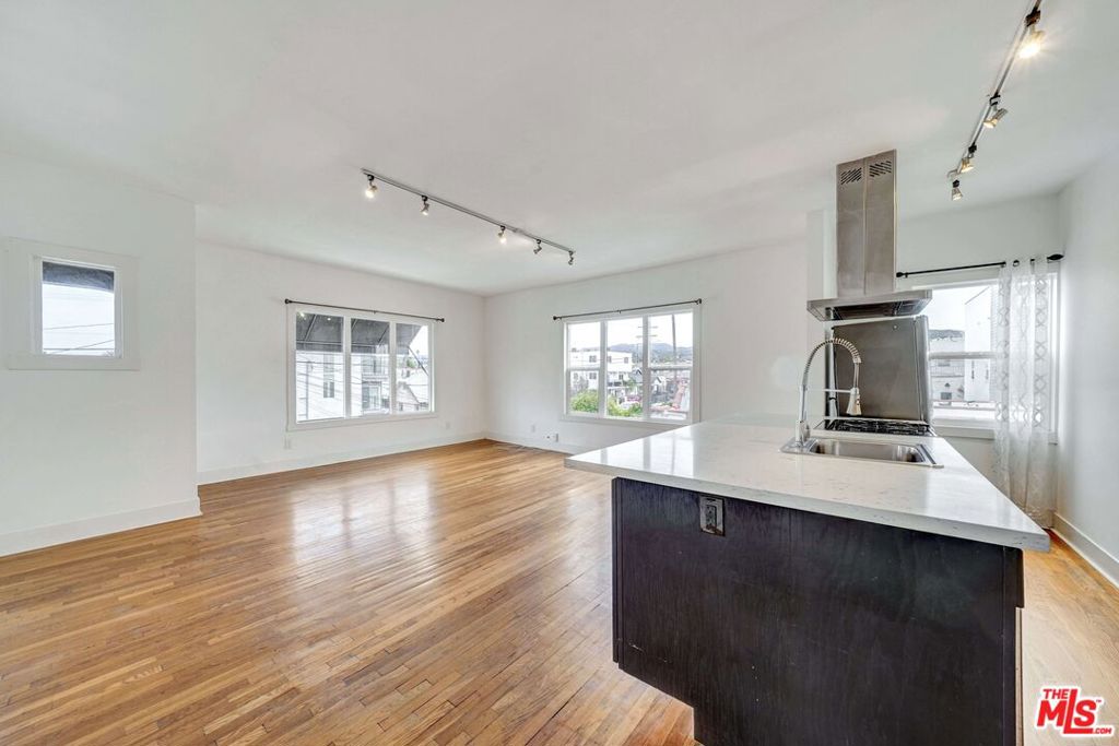 Properties 1 1216 N Kenmore Avenue
