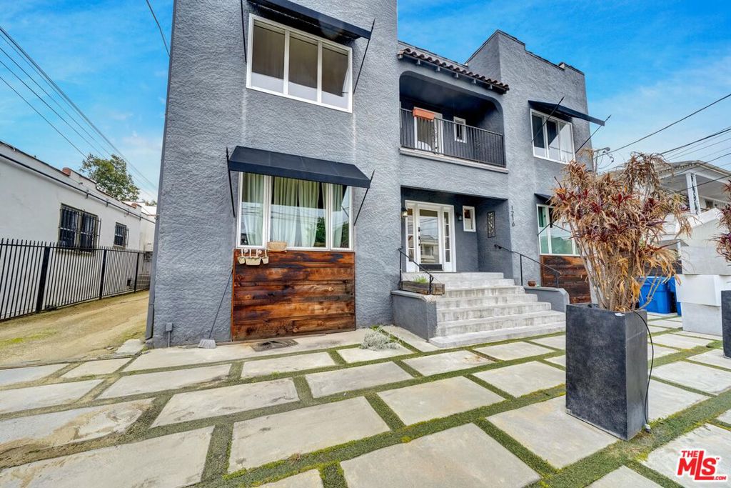 Properties 4 1216 N Kenmore Avenue