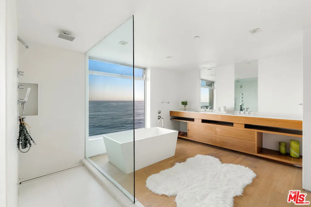 Malibu, California 90265, United States, 4 Bedrooms Bedrooms, ,4 BathroomsBathrooms,Residential,Active,13589