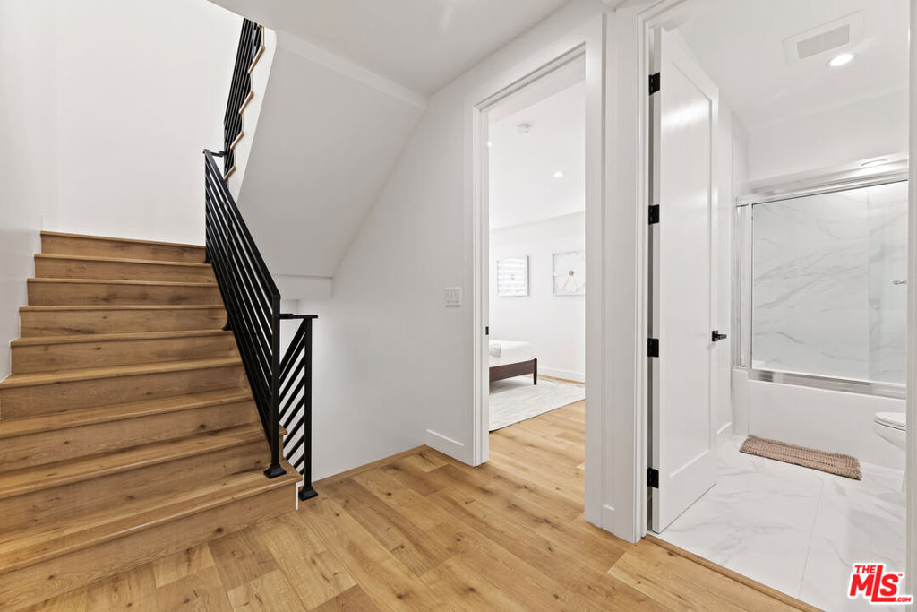 Properties 4 5118 1/2 Laurel Canyon