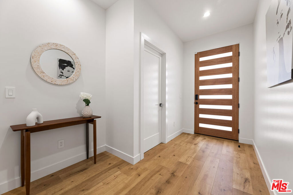 Properties 2 5118 1/2 Laurel Canyon