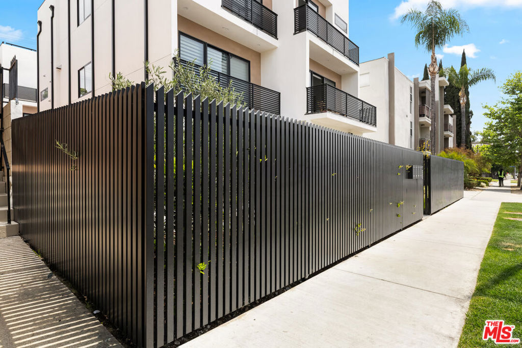Properties 1 5118 1/2 Laurel Canyon