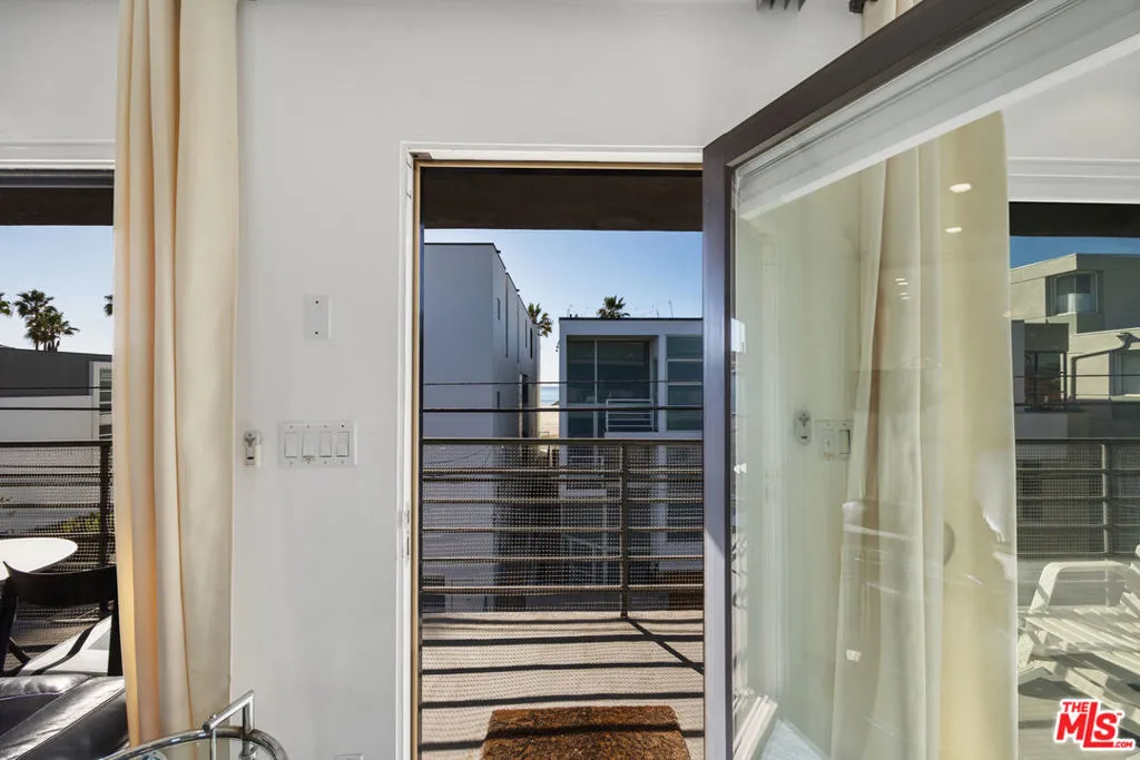Venice, California 90291, United States, 2 Bedrooms Bedrooms, ,2 BathroomsBathrooms,Residential,Active,13361