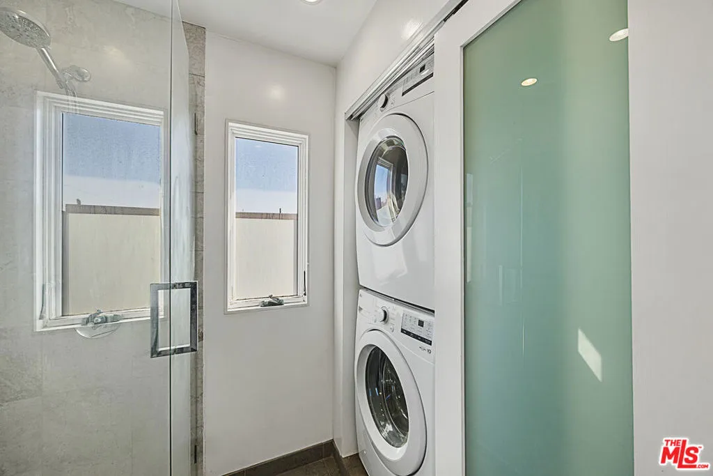 Venice, California 90291, United States, 2 Bedrooms Bedrooms, ,2 BathroomsBathrooms,Residential,Active,13361